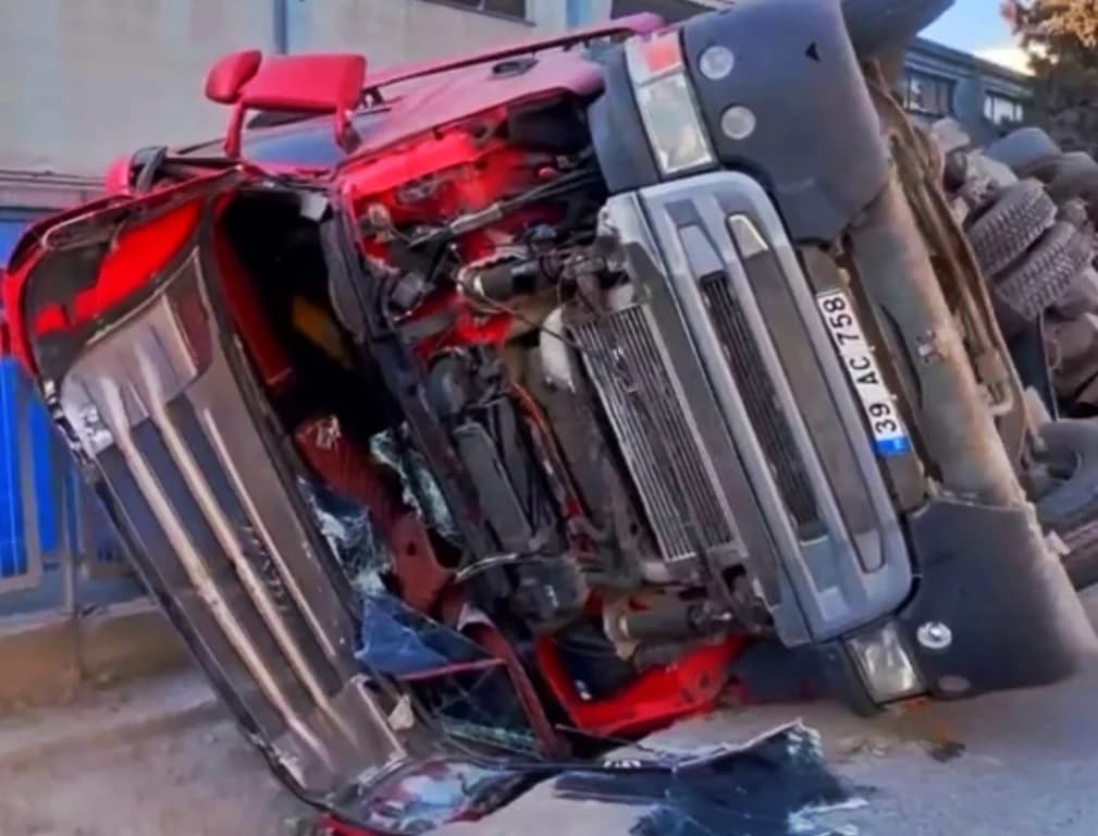 Gebze'de tır devrildi: Trafik aksadı!