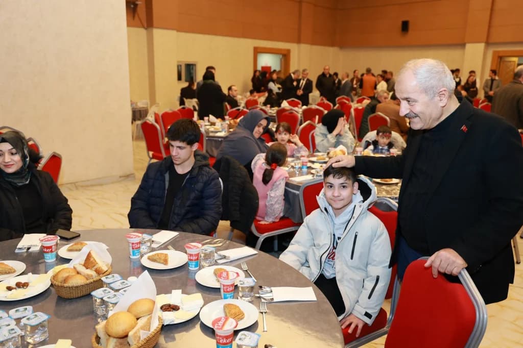Gebze'de yetim ve öksüz çocuklar için iftar sofrası kuruldu