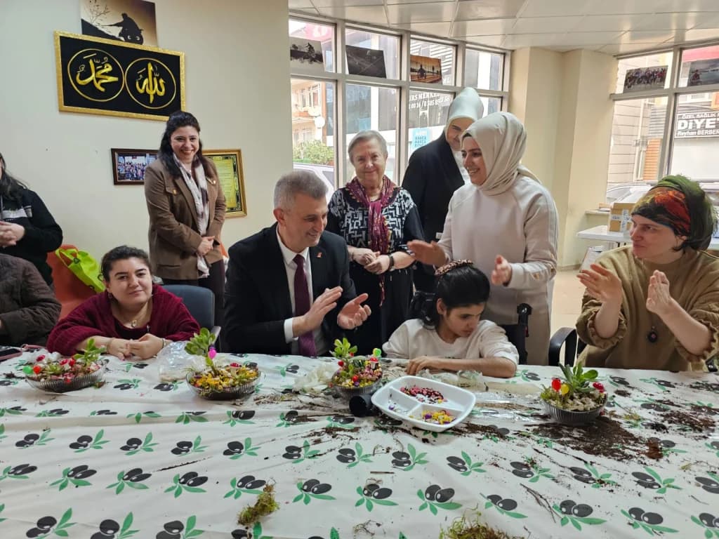 Gölcük'te engelli bireyler teraryum atölyesinde buluştu
