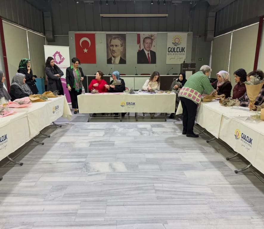 Gölcük'te kadınlar çiçek tanzim atölyesinde buluştu