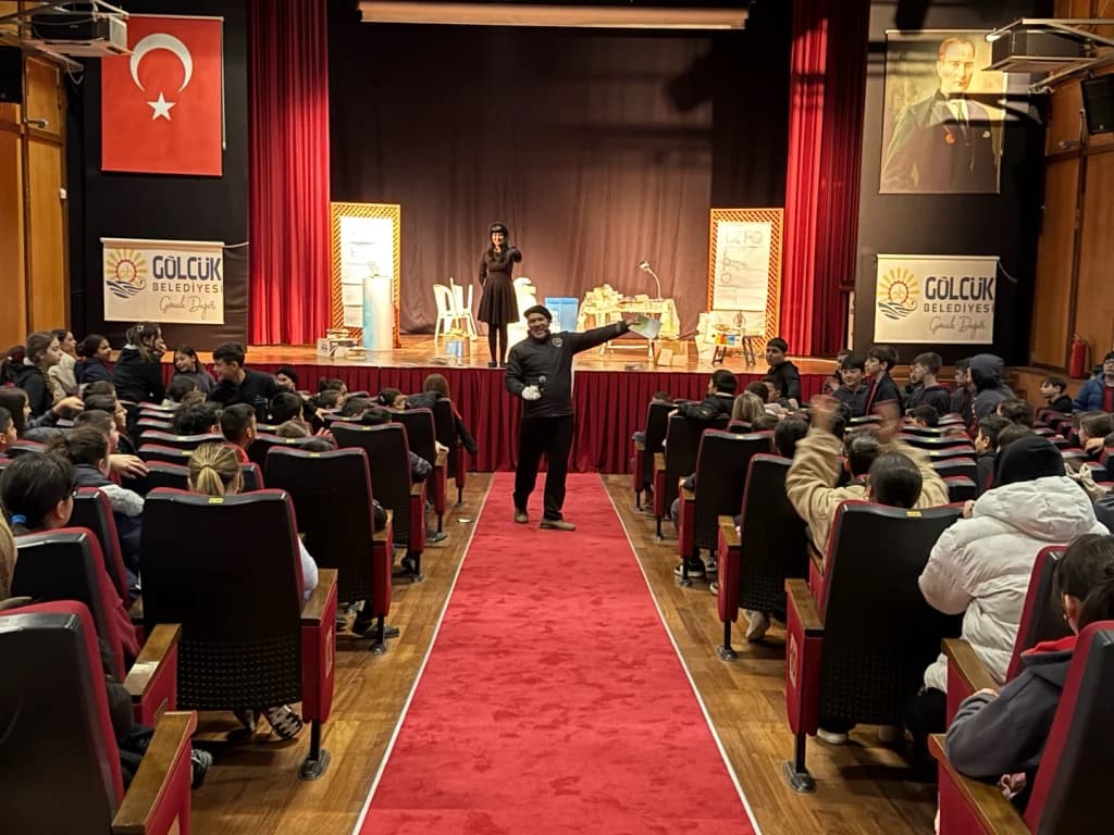 Gölcük'te öğrencilere Kütüphaneler Haftası tiyatrosu