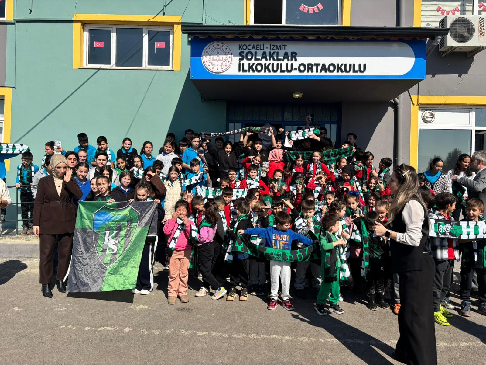 Hodri Meydan'dan Solaklar Okulu'na Kocaelispor Sevgisi