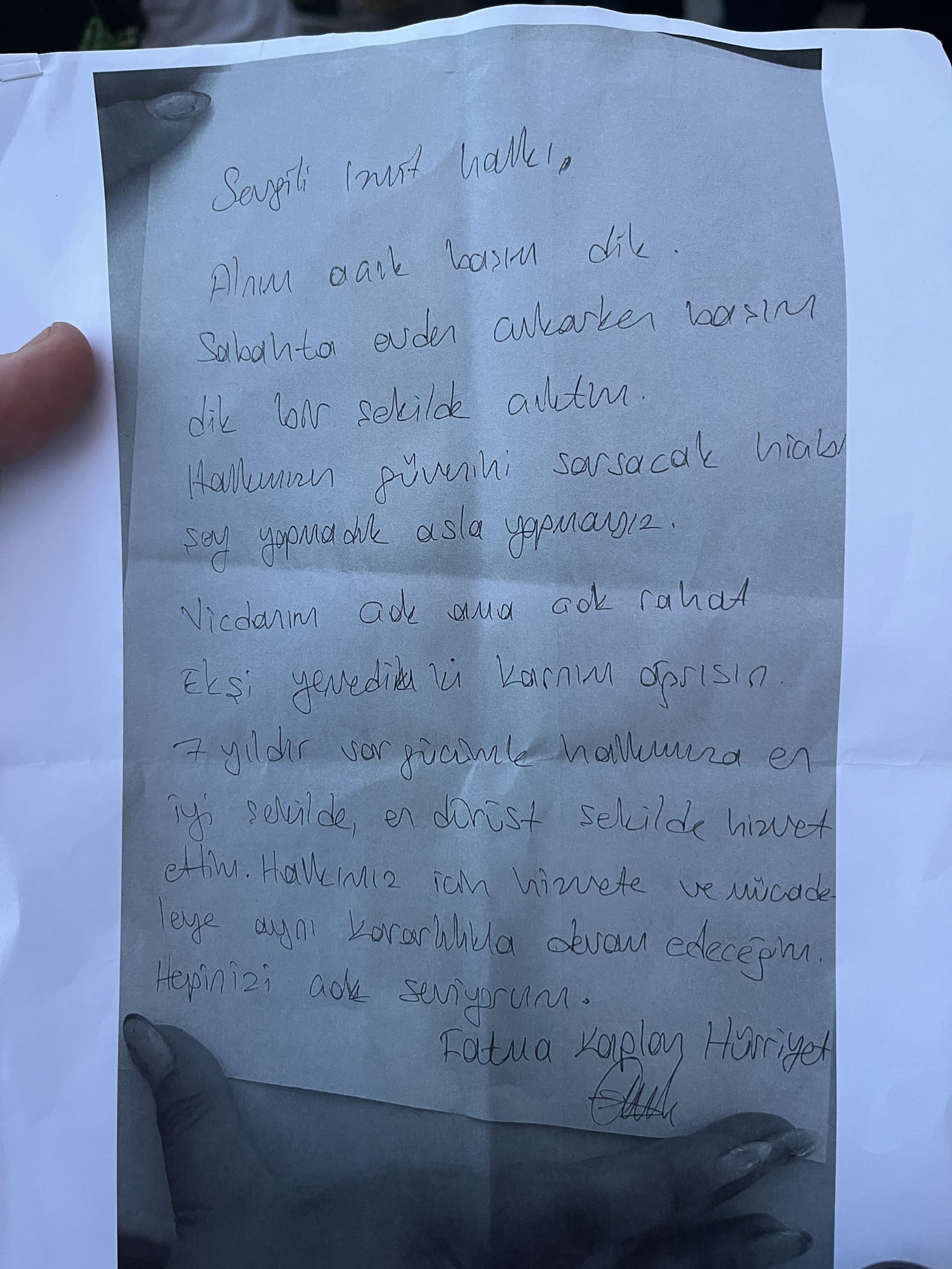 HÜRRİYET’TEN GÖZALTINDA EL YAZILI MEKTUP: “ALNIM AÇIK, BAŞIM DİK”
