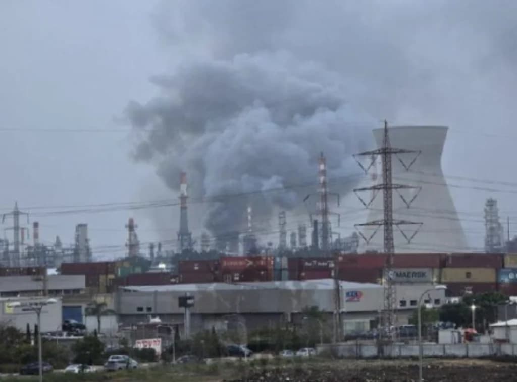 İran, İsrail'in Hayfa şehrindeki petrol rafinerisini vurdu