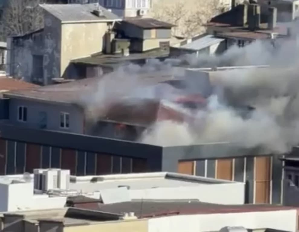 İzmit'te 5 Katlı Binanın Çatı Katında Yangın!