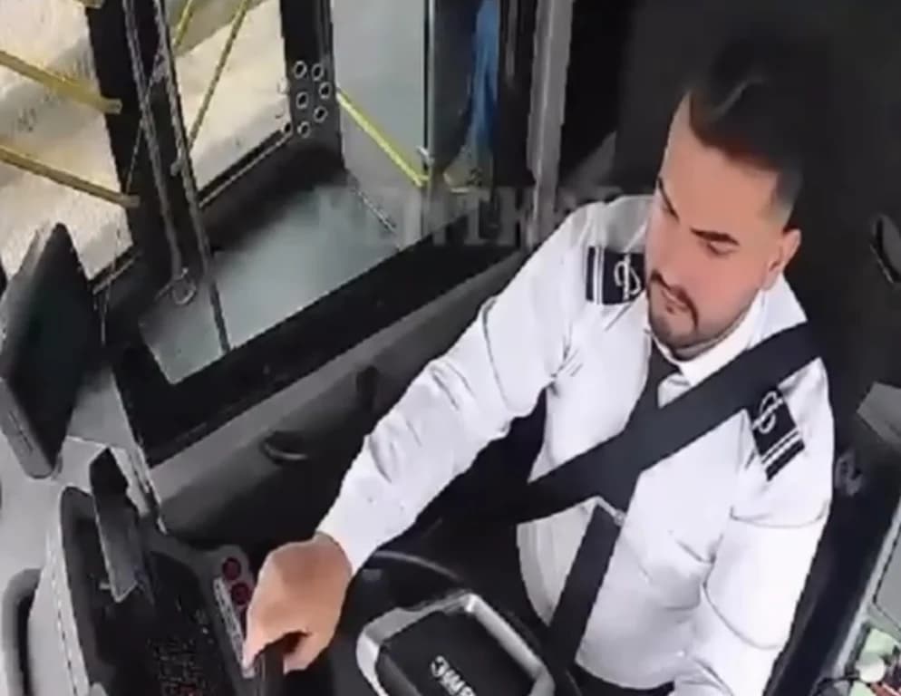 Kaptan şoförden bayrağa hürmet