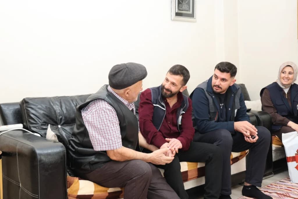 Kartepe'de Alo Evlat Sağlık Kulübü yaşlıları unutmadı