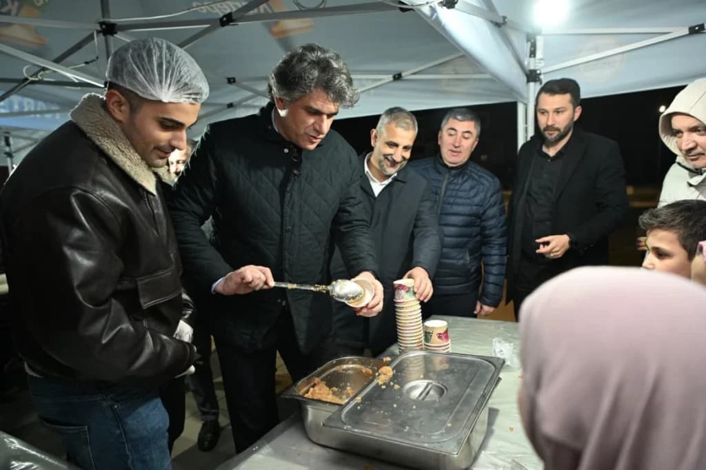 Kartepe'de Kadir Gecesi coşkusu: Camide özel program düzenlendi