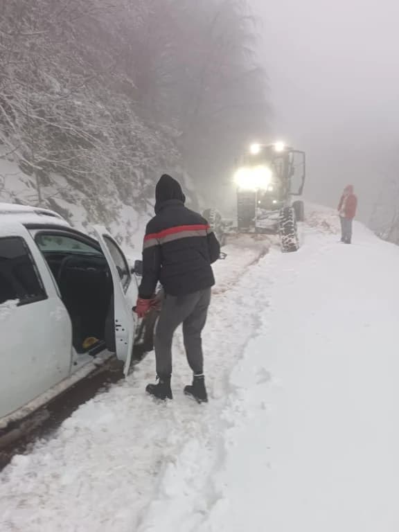 Kartepe'de mayıs karı: Ekipler mahsur kalanlara yetişti!