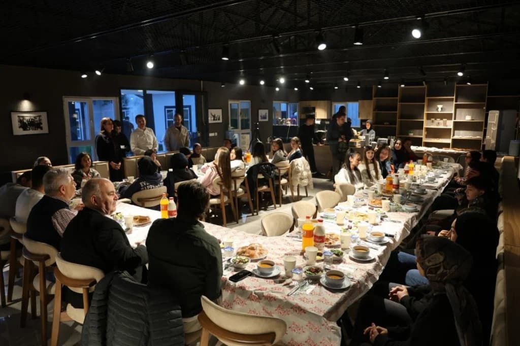 Kartepeli gençler, iftar sofrasında tecrübeli isimlerle buluştu