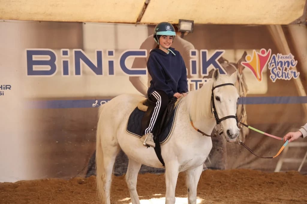 Kocaeli'de 230 çocuk ara tatilde binicilikle tanıştı!