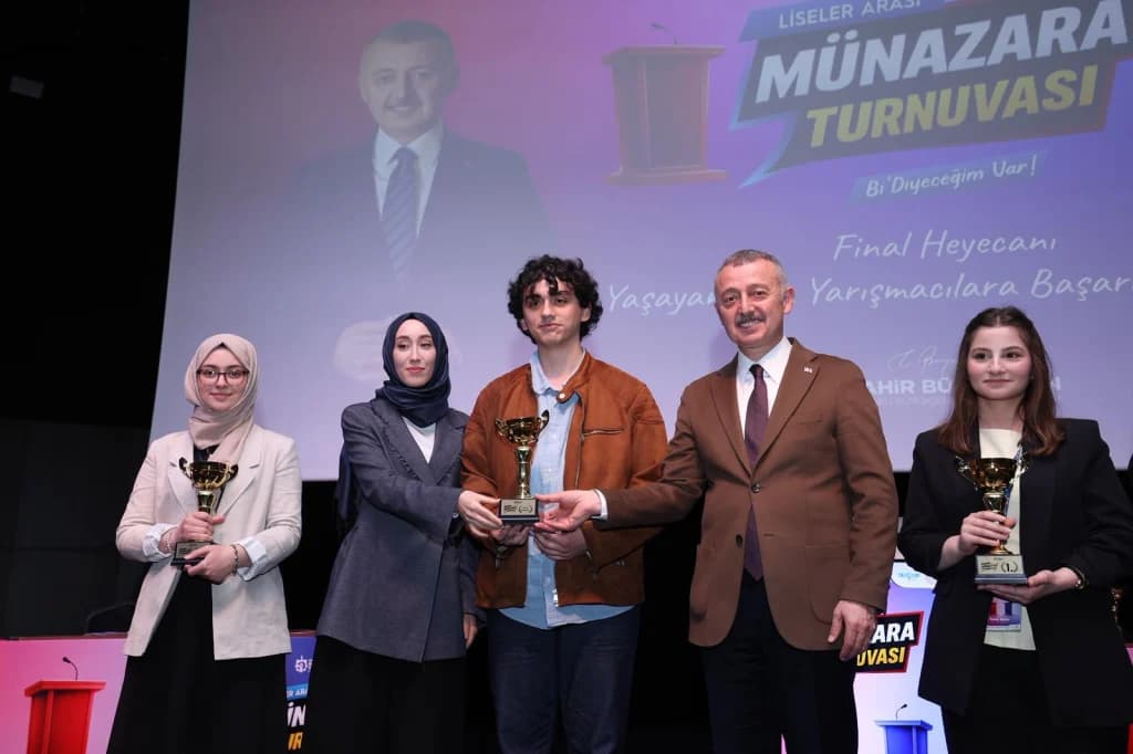 Kocaeli'de gençlerin münazarası umut verdi