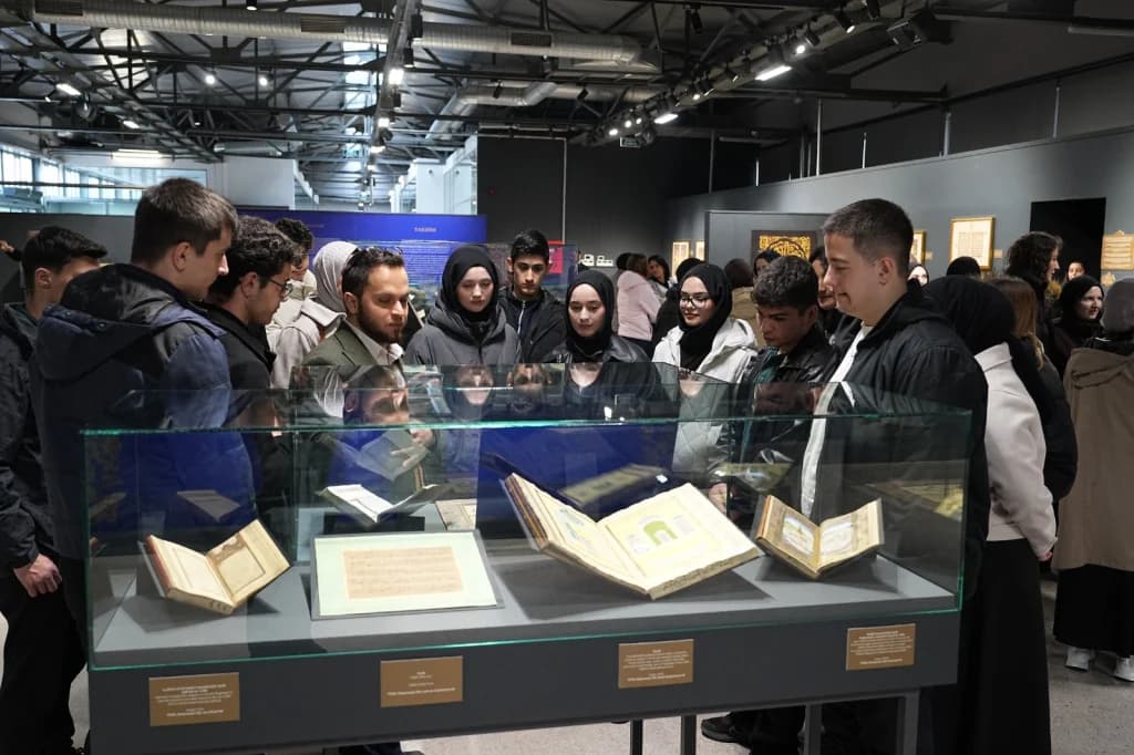 Kocaeli'de Mukaddes Emanetler Sergisi Yoğun İlgi Gördü