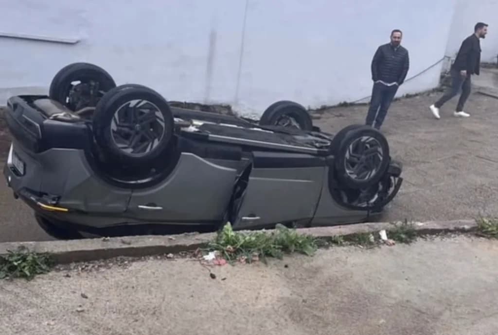 Körfez'de araç takla attı, şans eseri kurtuldular!