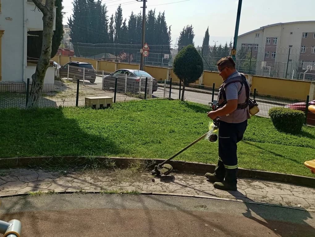 Körfez'de Bahar Bakımıyla Yeşil Alanlar Canlanıyor