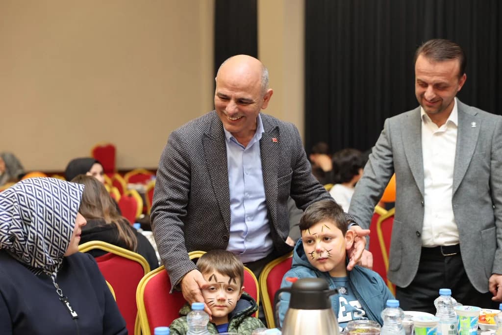 Körfez'de yetim ve öksüz çocuklar iftar sofrasında buluştu