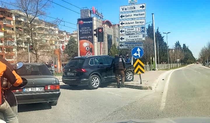 Milli İrade Meydanı'nda otomobil kontrolden çıktı!