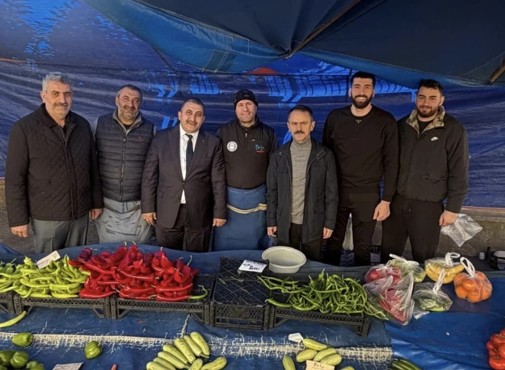 Vali Aktaş semt pazarında esnafı ziyaret etti