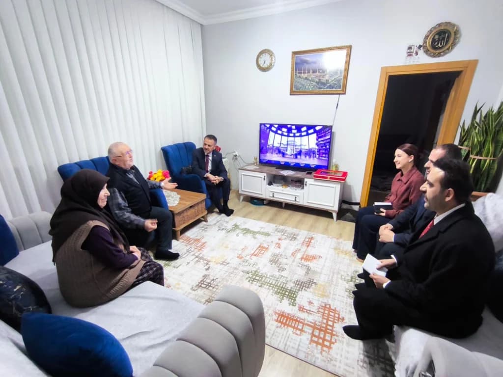Vali Aktaş'tan şehit ailesi ve Kıbrıs gazisine bayram ziyareti