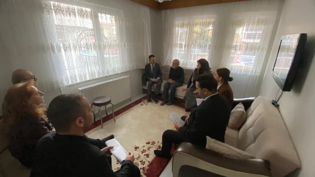Vali Aktaş'tan şehit ailesi ve Kıbrıs gazisine bayram ziyareti