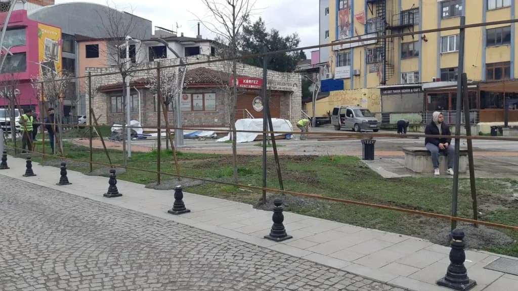 Körfez'de metro hattı için Kent Konseyi binası yıkılıyor